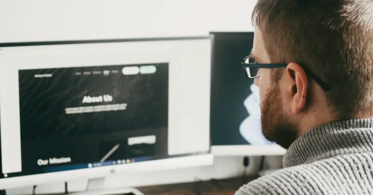 Profesionál vytváří na počítači webovou stránku About Us