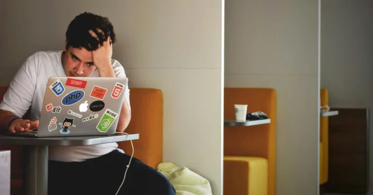 Zoufalý uživatel sedící u notebooku s hlavou opřenou o dlaň