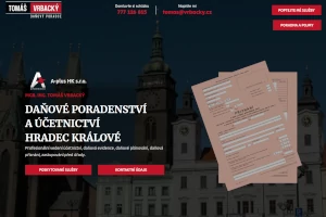 Ukázka webu účetního a daňového poradce Tomáše Vrbackého s tmavým pozadím s obrázkem náměstí Hradce Králové, bílým a červeným textem a obrázkem daňového přiznání